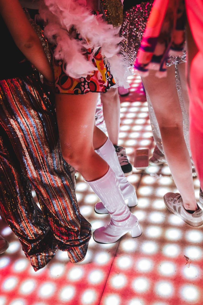 Gasten dansen op een verlichte LED-dansvloer
