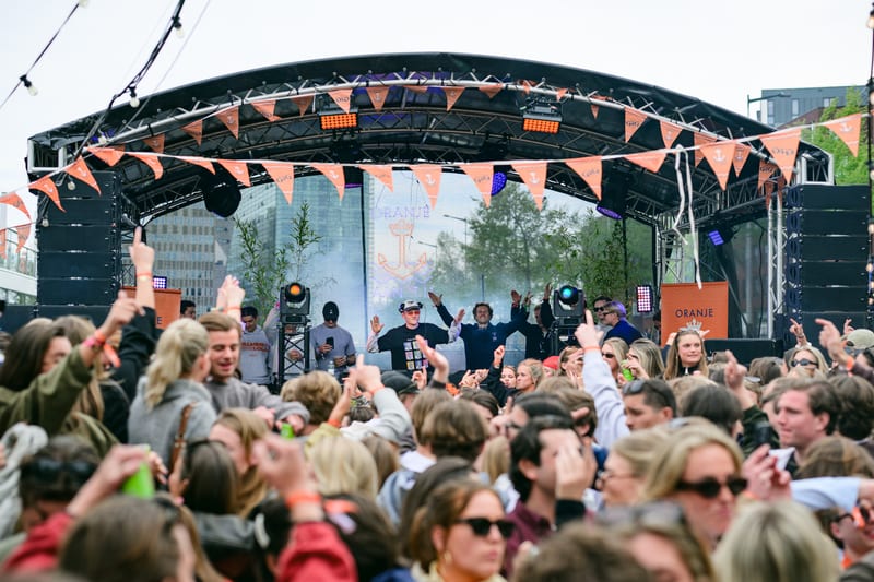 Podium met licht- en geluidstechniek bij een buitenfeest