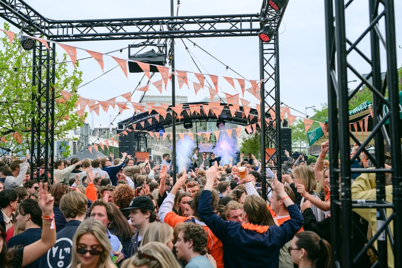 Trussconstructie boven het publiek op een buitenevenement