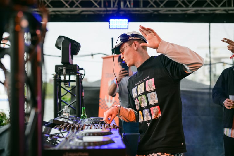 Moving heads aan een truss boven de DJ tijdens een buitenfeest